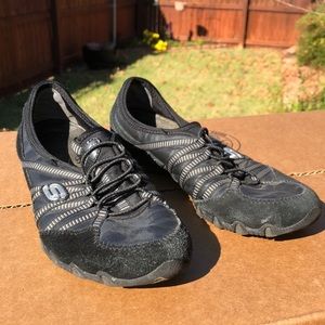 Sketchers elastic tie black tennis shoes